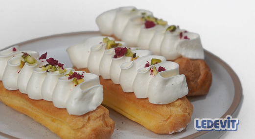 Eclairs con crema diplomata