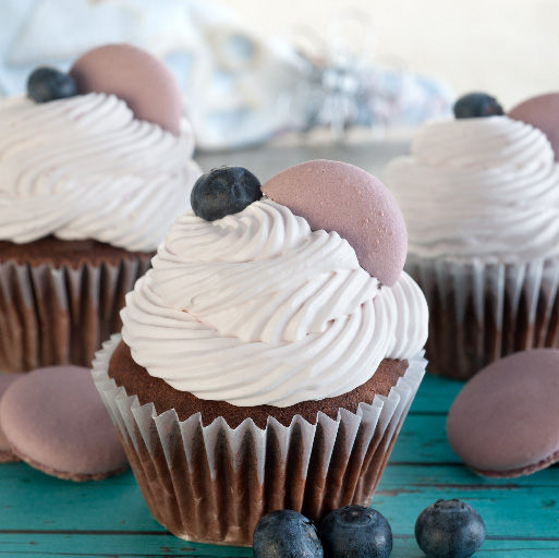 Cupcakes de chocolate con crema de arándanos 